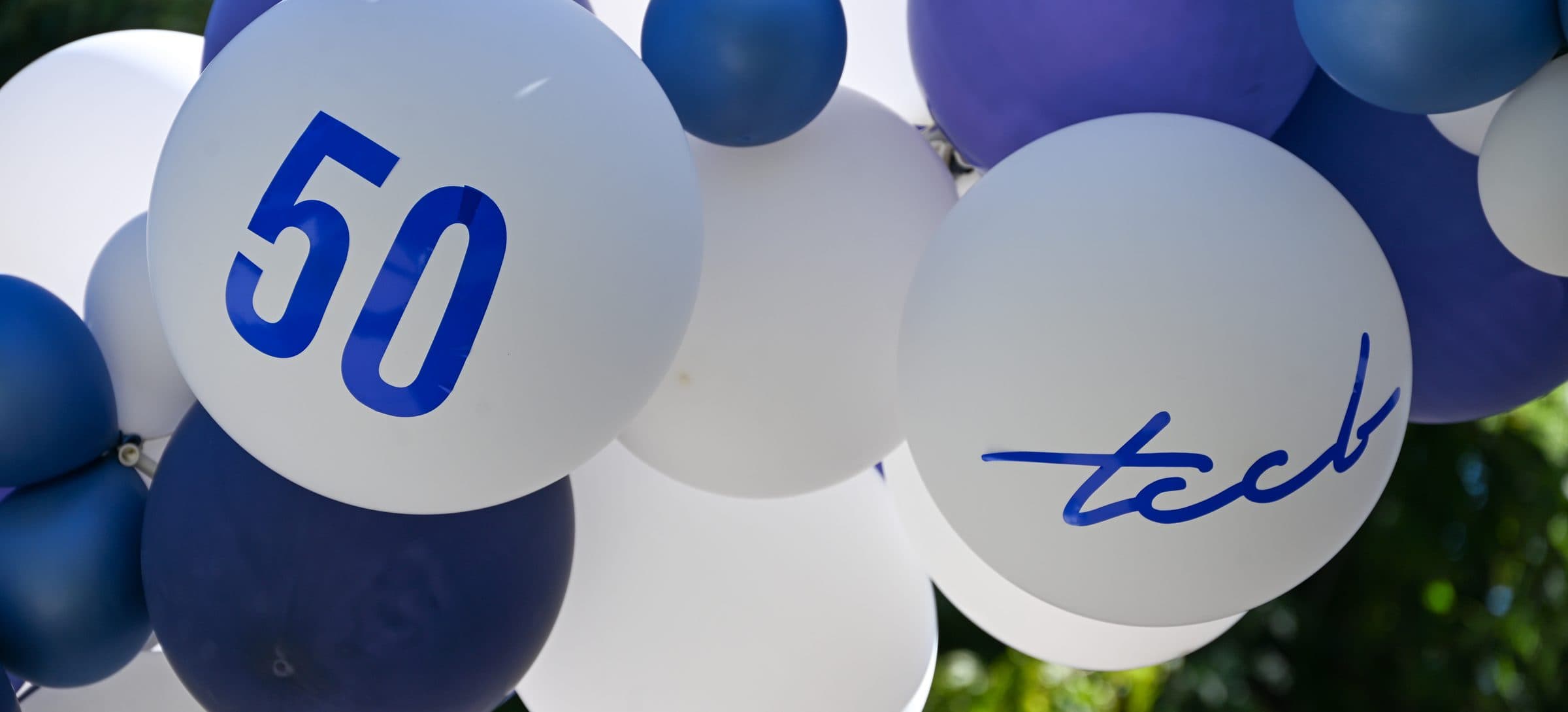 Ballons bleus et blancs aux couleurs du TCCB, marqués « 50 » et du logo tccb