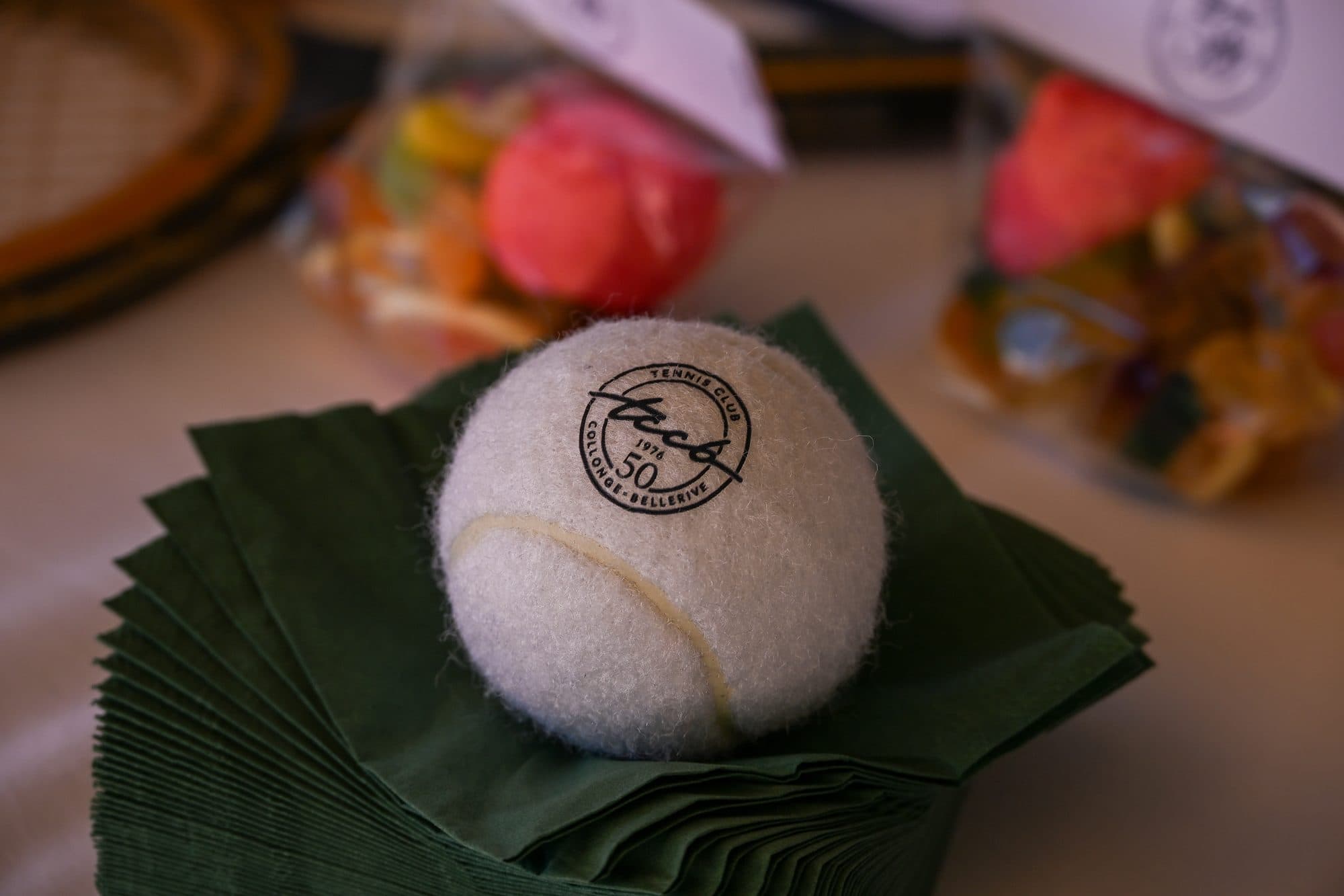 Balle de tennis frappée du logo des 50 ans du TCCB