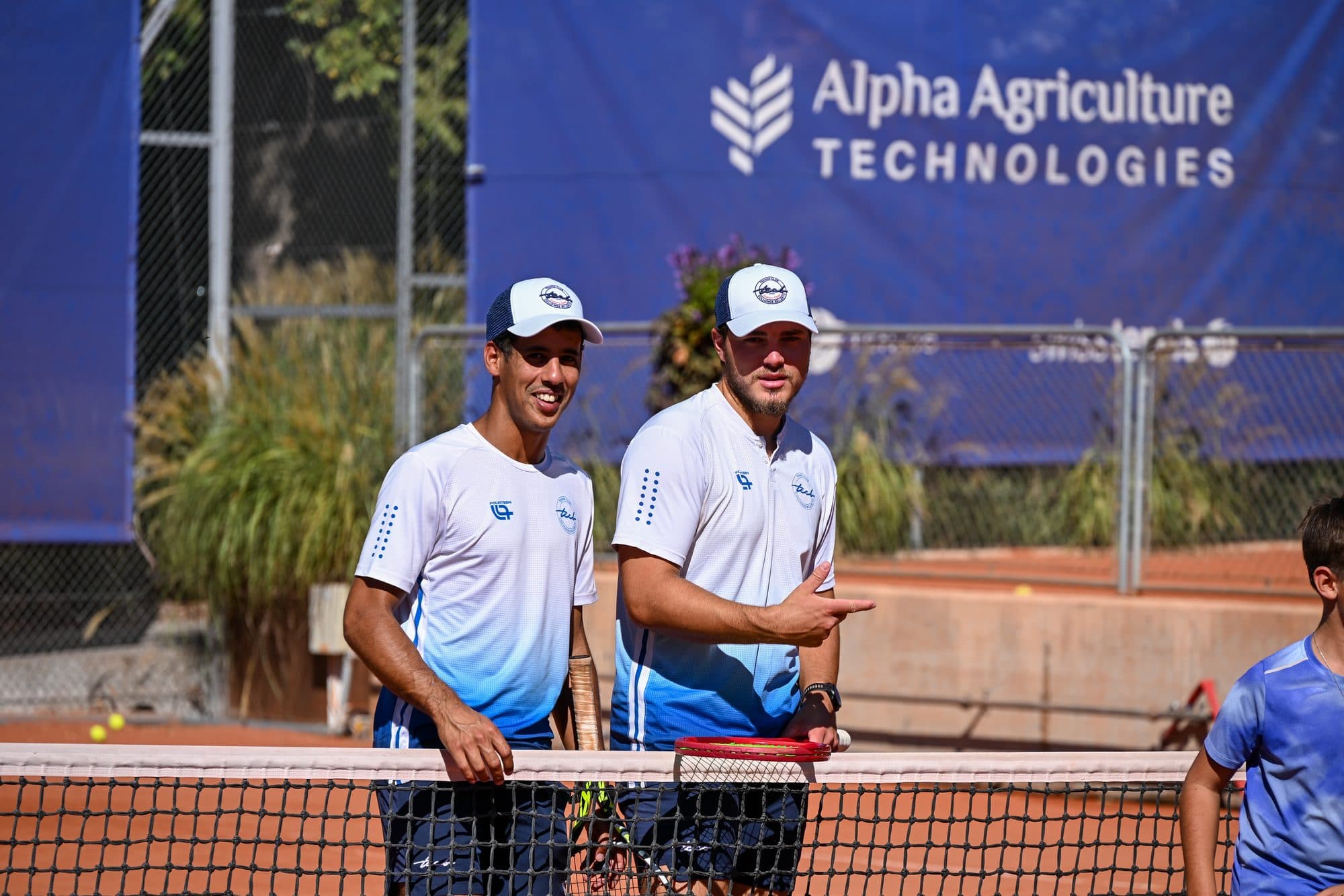 Deux coachs du TCCB au filet, souriants, lors des animations