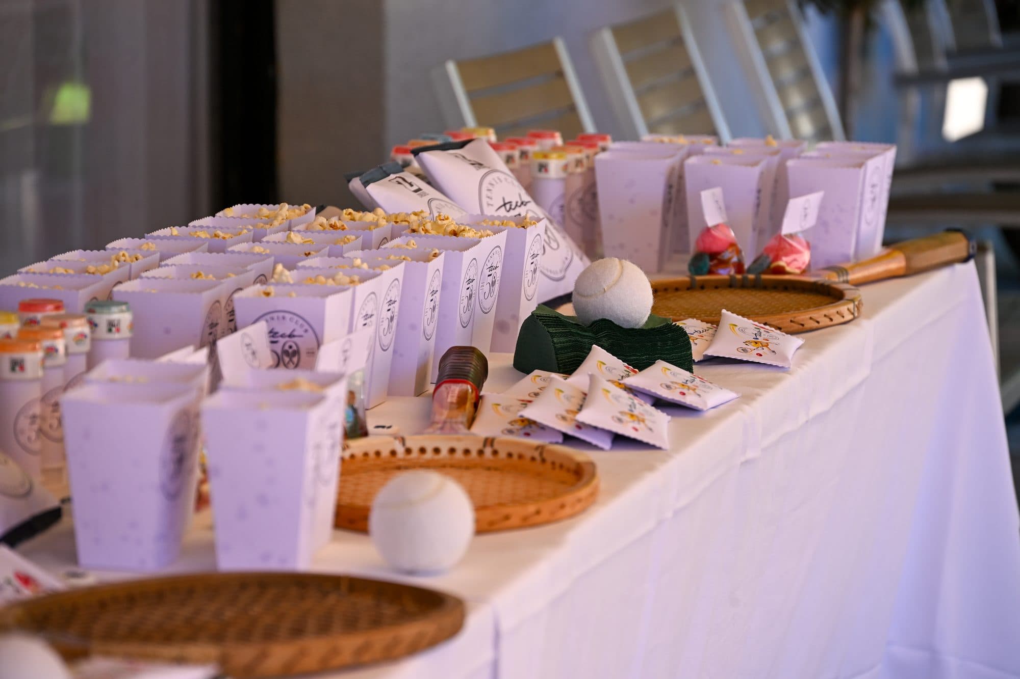 Table du goûter avec cornets de pop-corn et douceurs aux couleurs des 50 ans