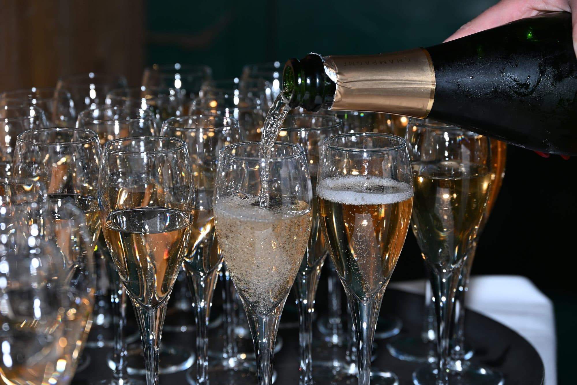Coupes de champagne servies pour le verre de bienvenue du gala