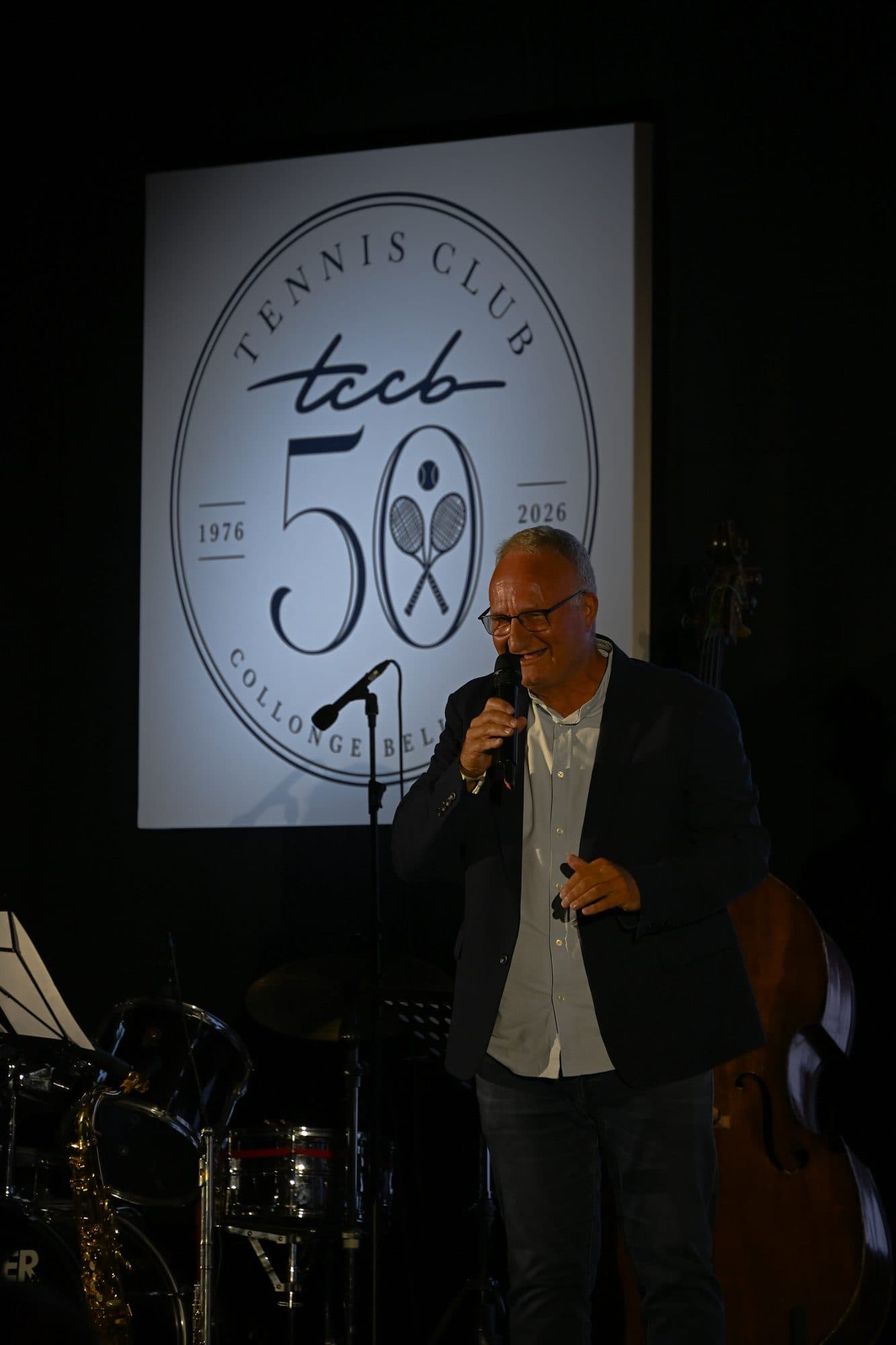 Robert-Henri Sechaud, ancien président du TCCB, au micro sur scène