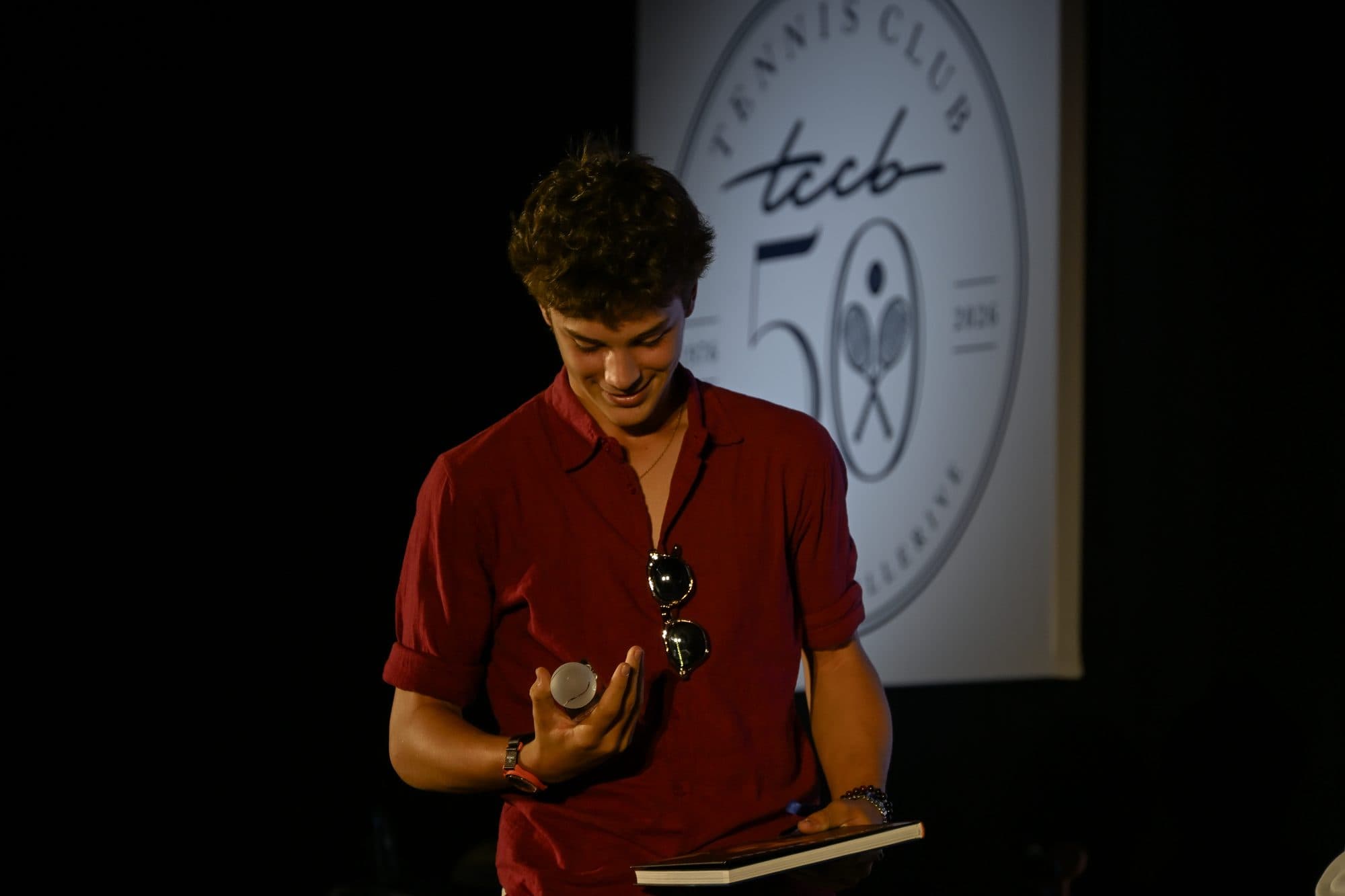 Maximilien Korff sur scène avec son award de Junior de l’année