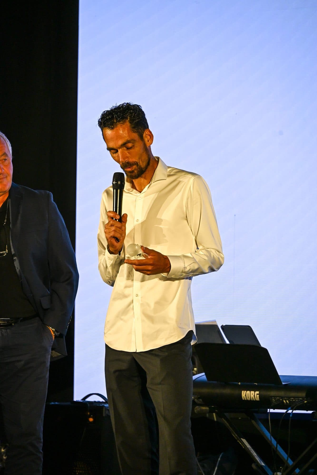 David Marceau prend la parole au micro après avoir reçu l’award Coach