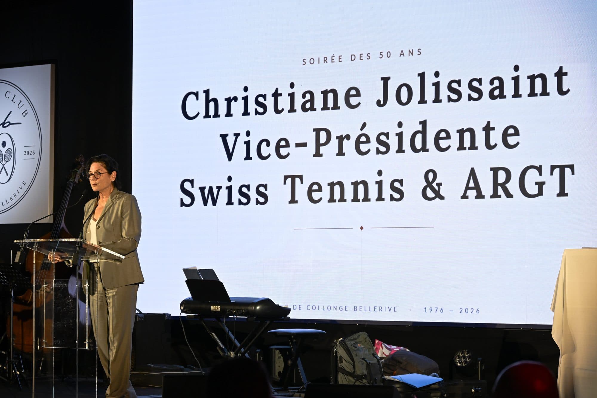 Christiane Jolissaint, vice-présidente de Swiss Tennis, à la tribune devant l’écran à son nom