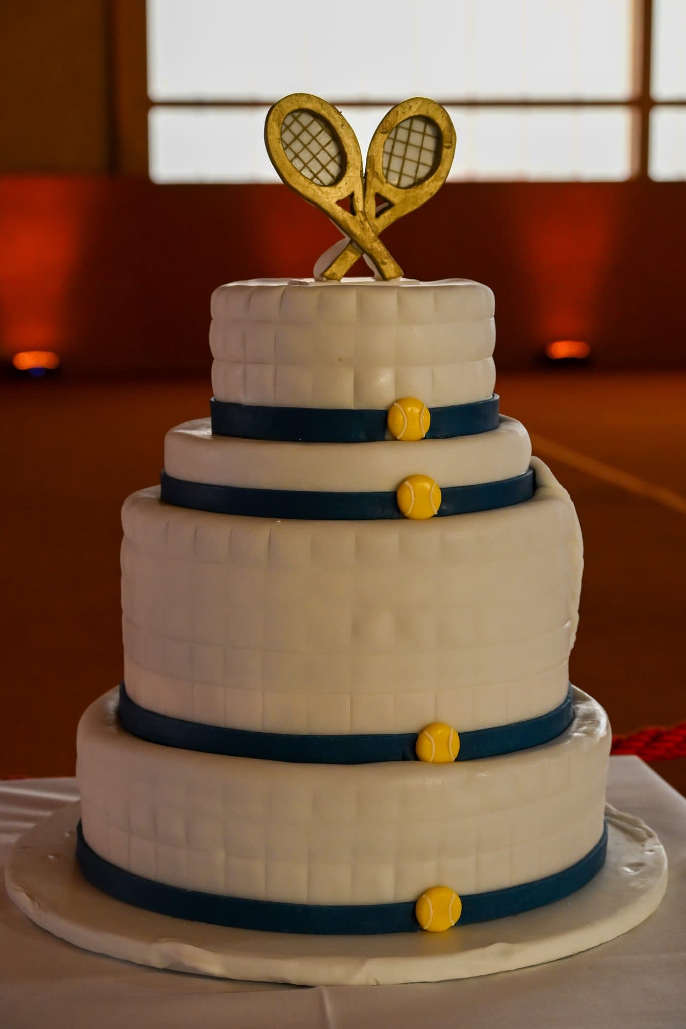 Le gâteau des 50 ans, surmonté de deux raquettes dorées