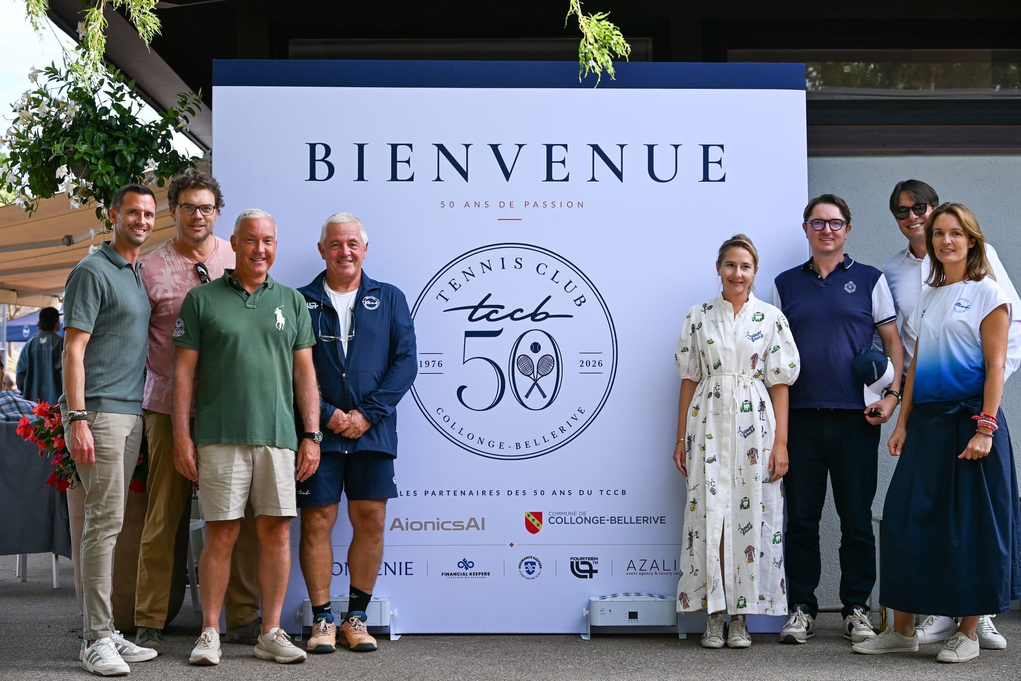 Le comité du TCCB devant le panneau « Bienvenue » des 50 ans