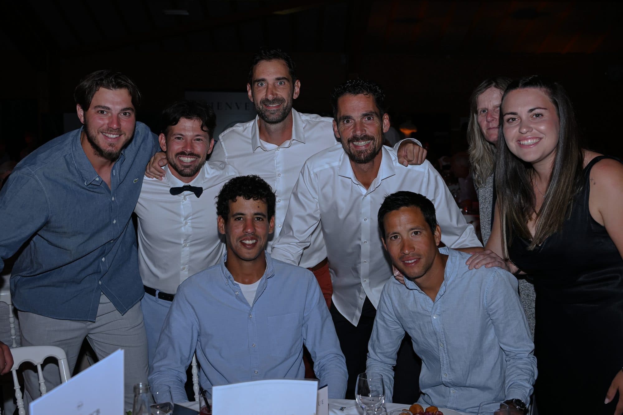Les coachs du TCCB réunis autour d’une table lors du gala