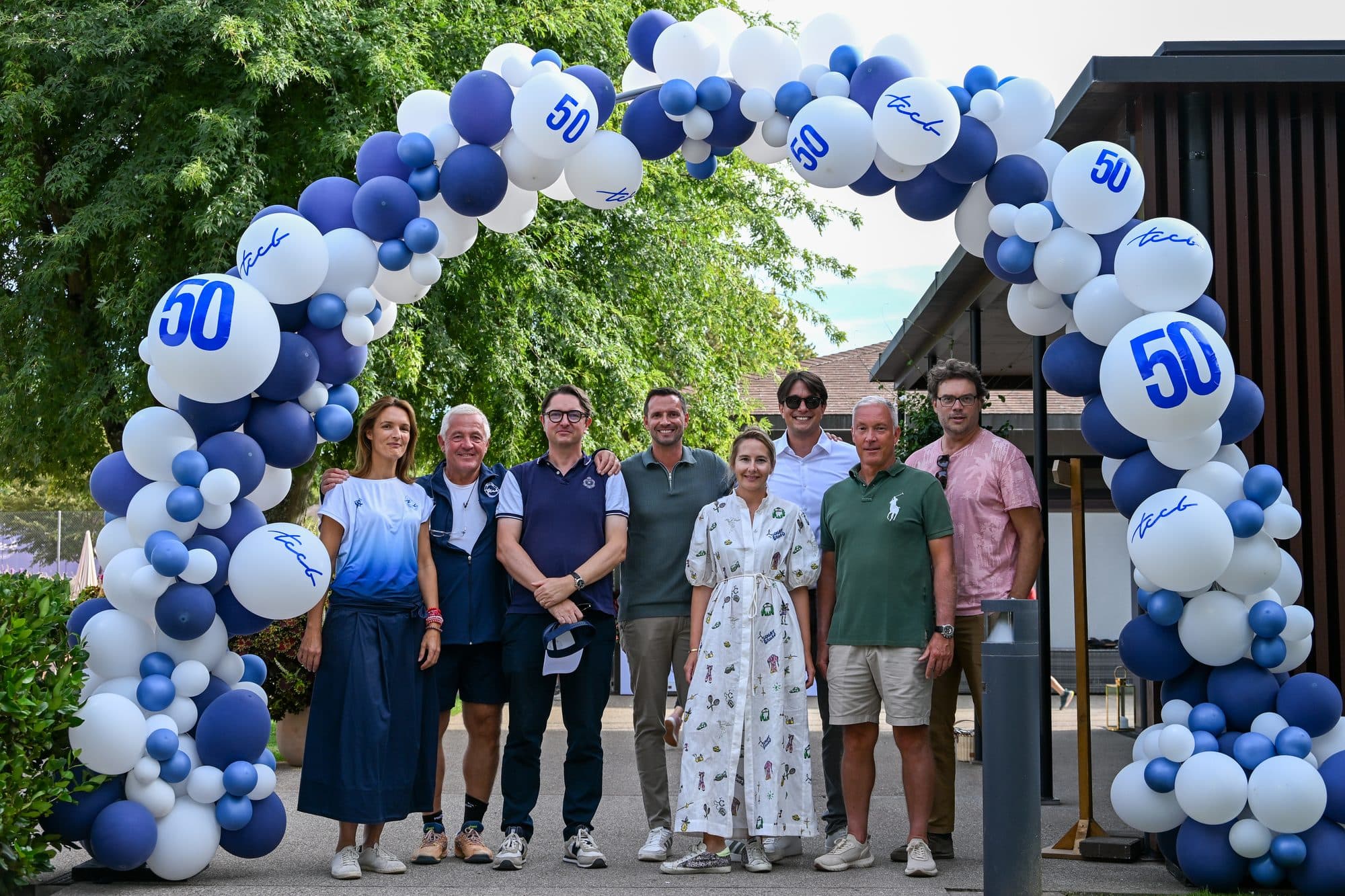 Le comité du TCCB réuni sous l’arche de ballons des 50 ans