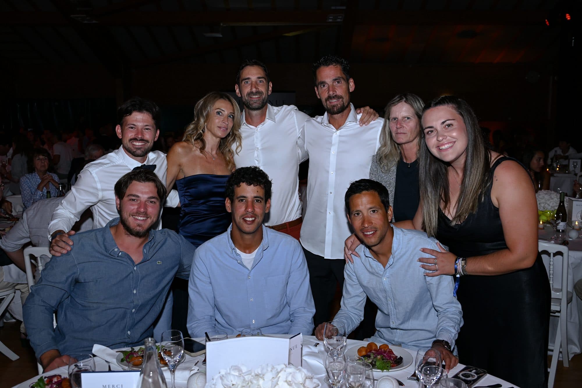 Les coachs et Teresa réunis autour d’une table lors du gala