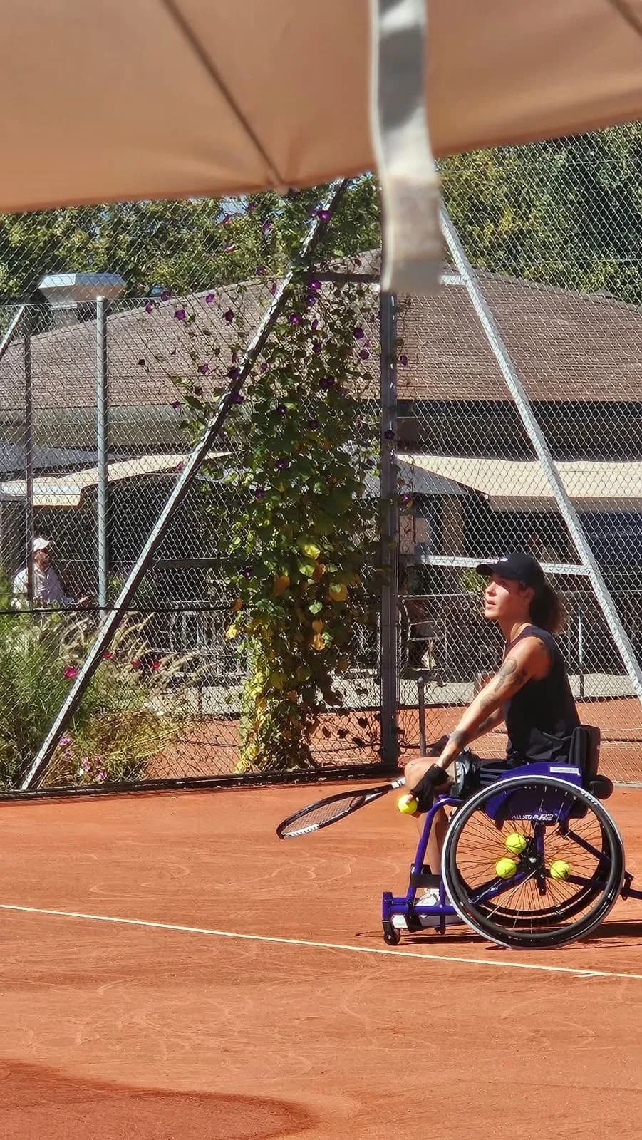 Wheelchair tennis player in a match on clay at TCCB