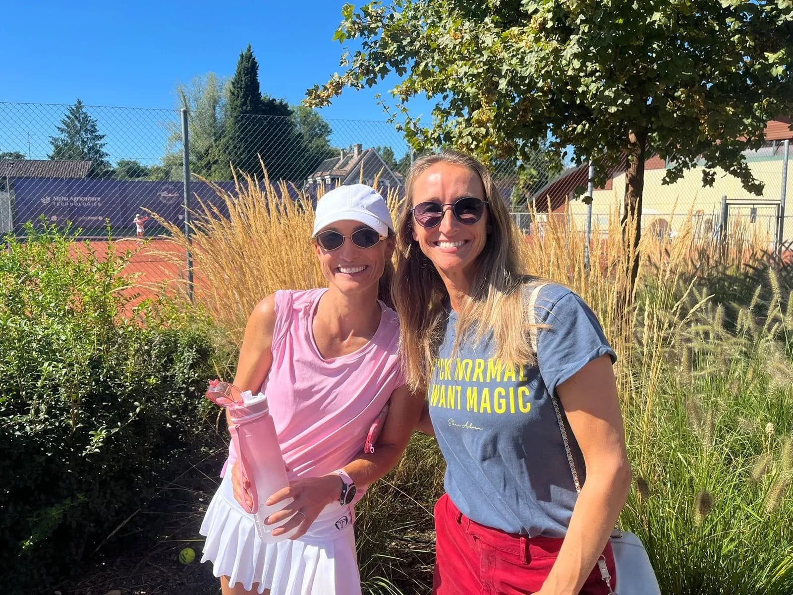 Joueuses du TCCB Open devant les courts en terre battue