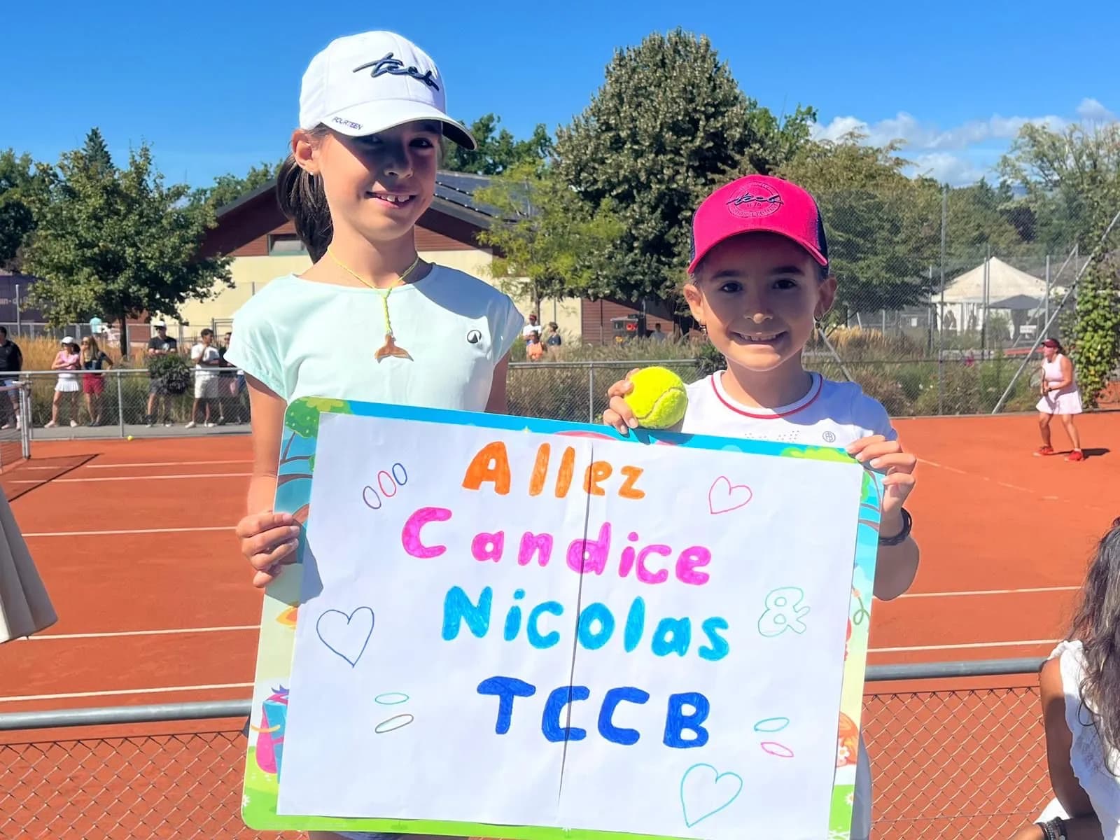 Jeunes supporters avec une pancarte « Allez Candice Nicolas & TCCB »